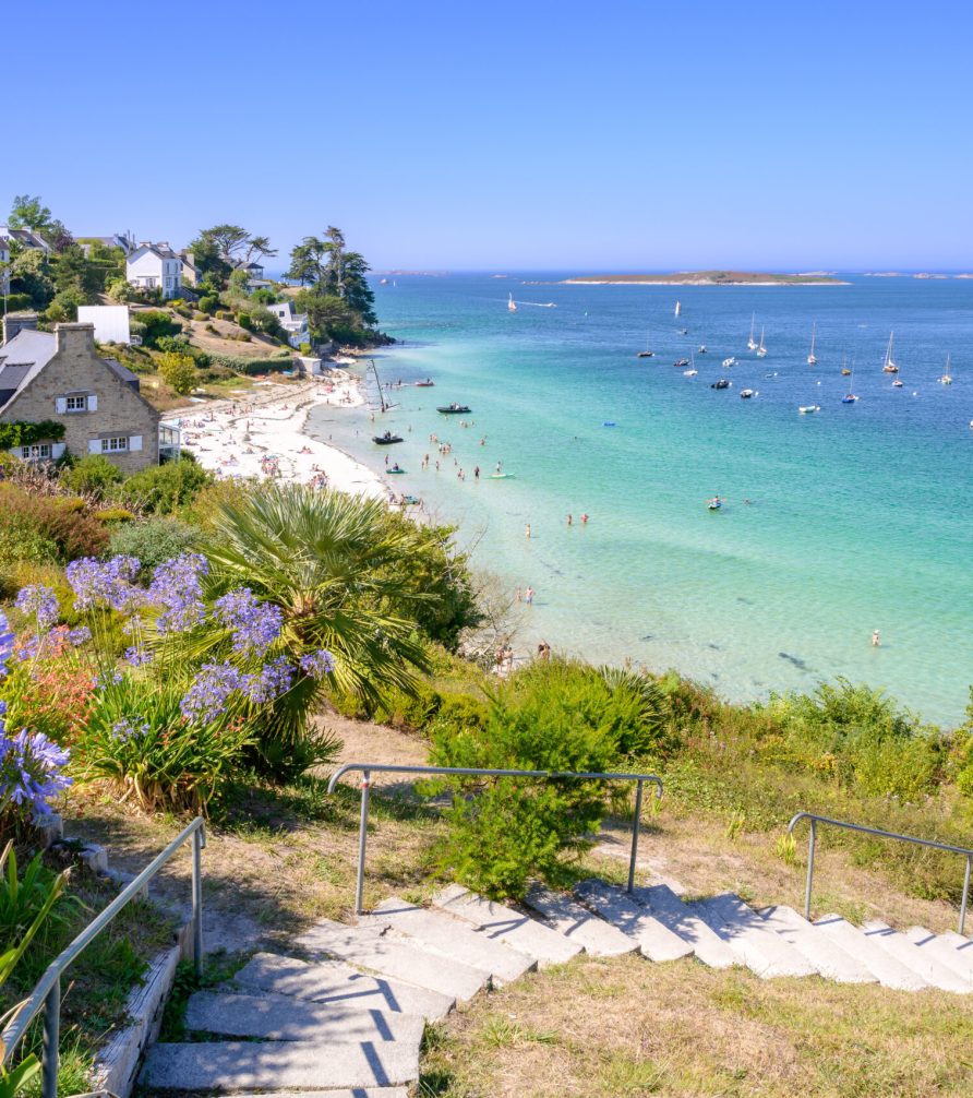Accès à la Plage de Béniguet à côté de l'Aber Benoît à marée haute durant une journée estivale - Saint-Pabu (Finistère) en Bretagne